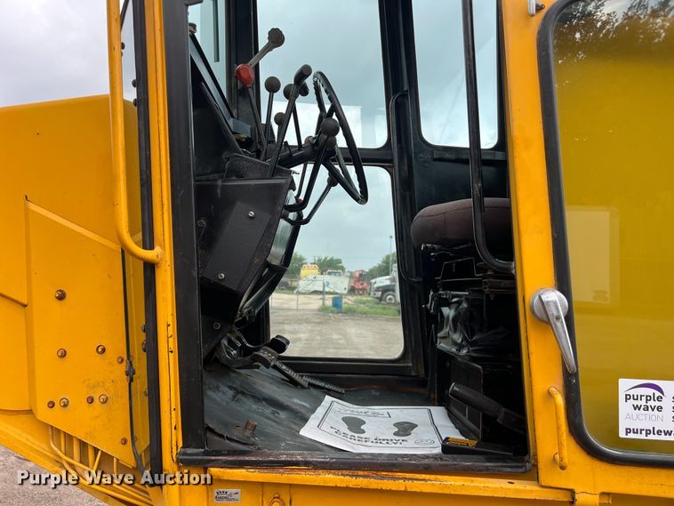 image for item DS3026 1984 John Deere 670A motor grader