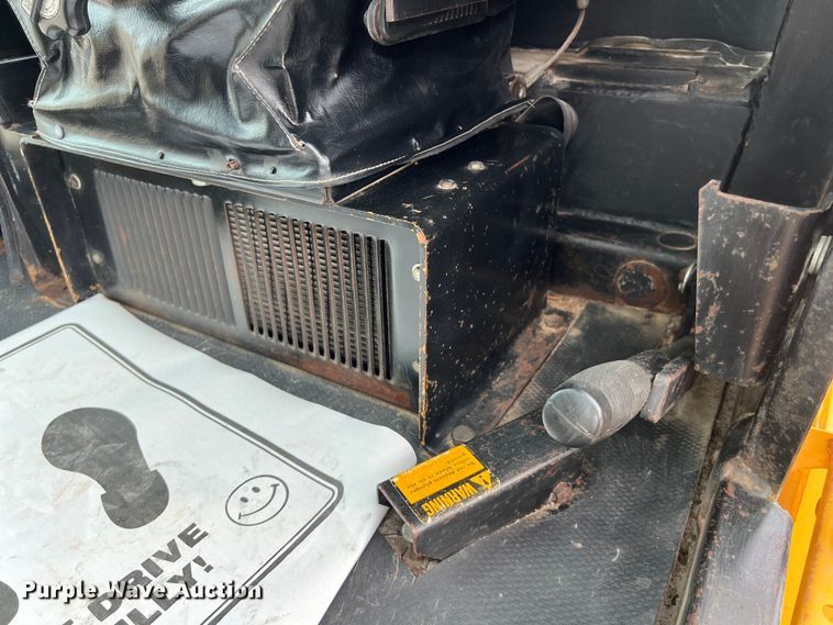 image for item DS3026 1984 John Deere 670A motor grader