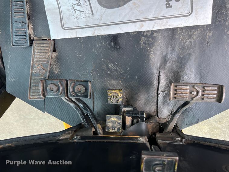 image for item DS3026 1984 John Deere 670A motor grader