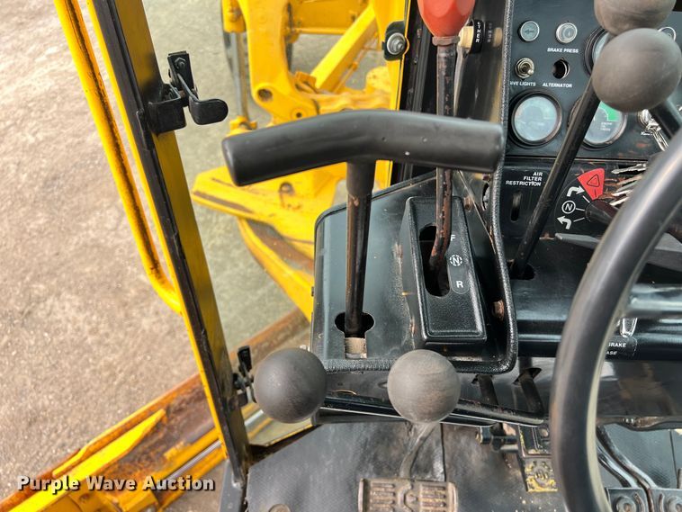 image for item DS3026 1984 John Deere 670A motor grader