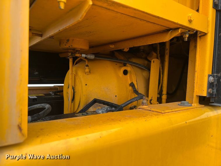 image for item DS3026 1984 John Deere 670A motor grader