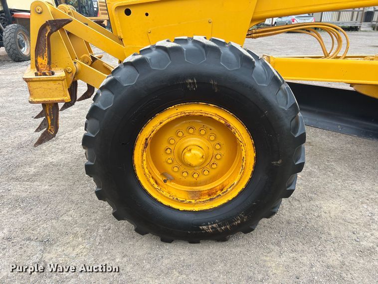 image for item DS3026 1984 John Deere 670A motor grader