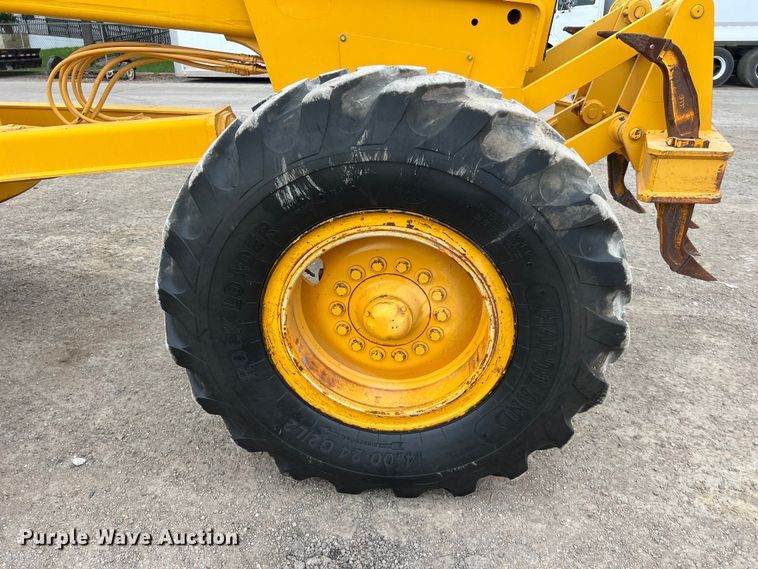 image for item DS3026 1984 John Deere 670A motor grader