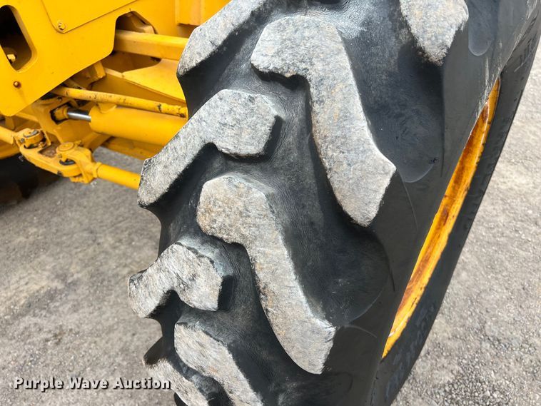 image for item DS3026 1984 John Deere 670A motor grader