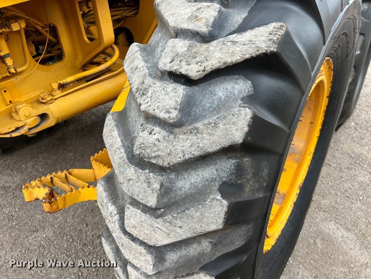 image for item DS3026 1984 John Deere 670A motor grader