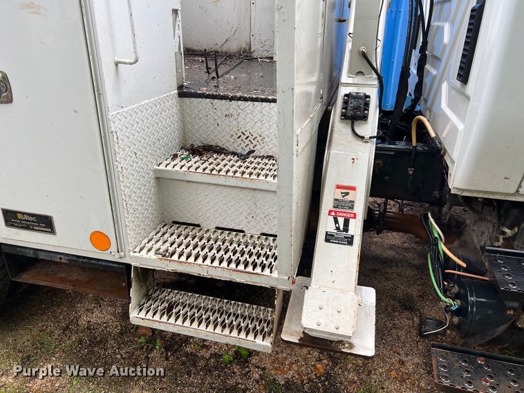 image for item DS3029 2012 International  4300 bucket truck