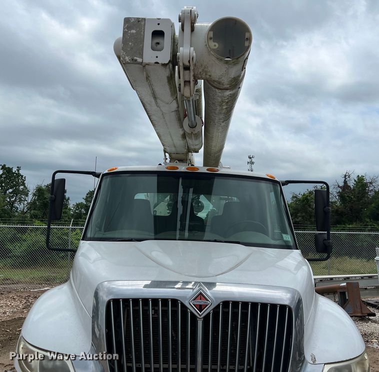 image for item DS3030 2014 International  4300 bucket truck