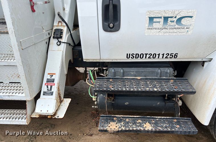 image for item DS3030 2014 International  4300 bucket truck