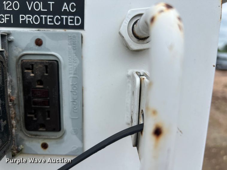 image for item DS3030 2014 International  4300 bucket truck