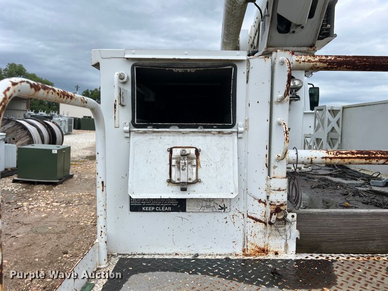 image for item DS3030 2014 International  4300 bucket truck