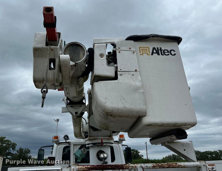 image for item DS3030 2014 International  4300 bucket truck