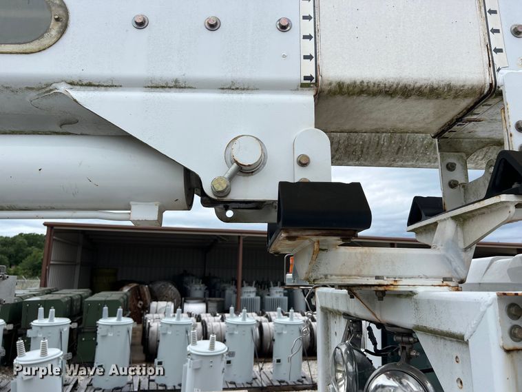 image for item DS3030 2014 International  4300 bucket truck