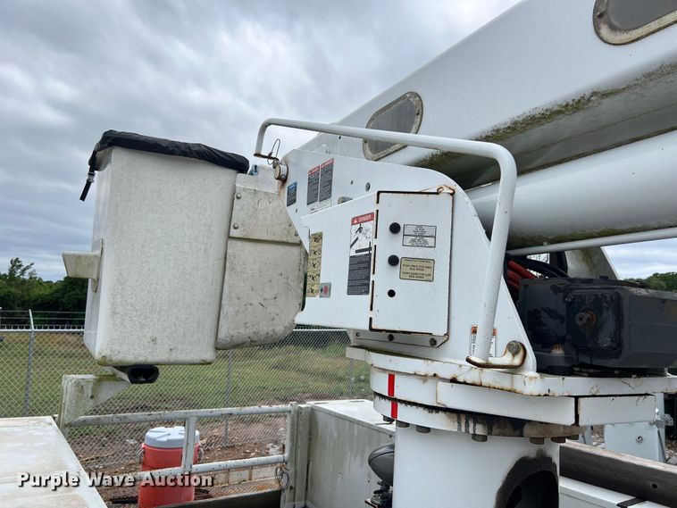 image for item DS3030 2014 International  4300 bucket truck