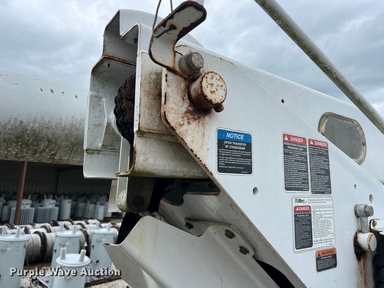 image for item DS3030 2014 International  4300 bucket truck