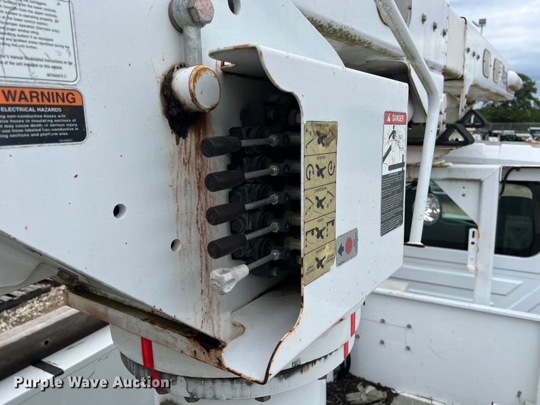 image for item DS3030 2014 International  4300 bucket truck