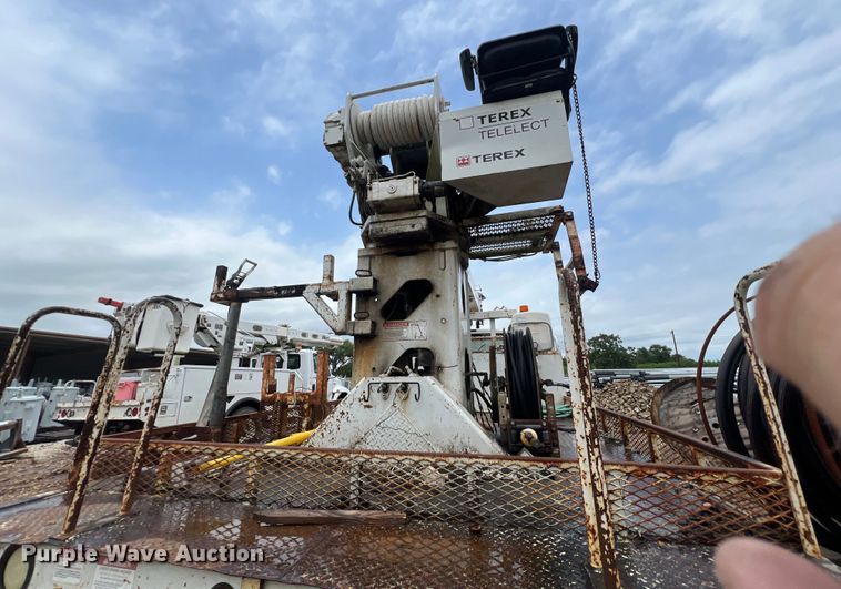 image for item DS3031 2008 Ford F750 Super Duty digger derrick truck