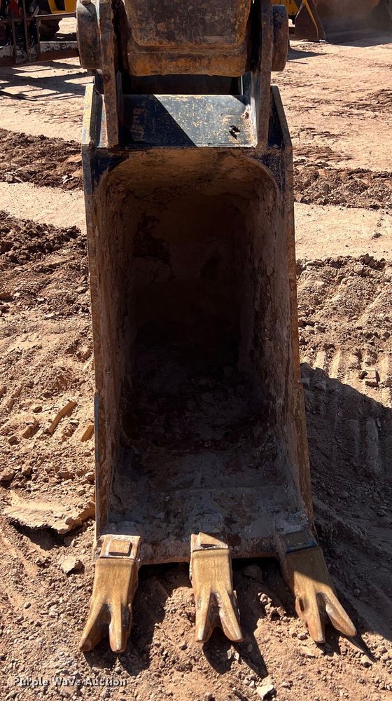 image for item DS3047 2012 Volvo  EC220DL excavator