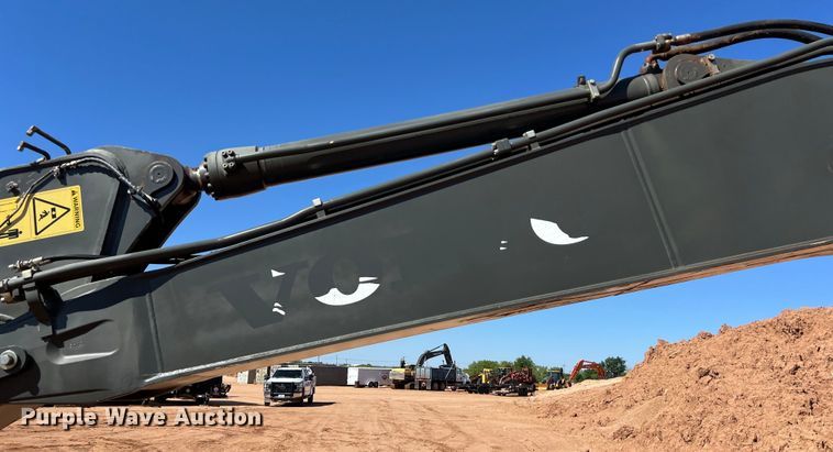 image for item DS3047 2012 Volvo  EC220DL excavator