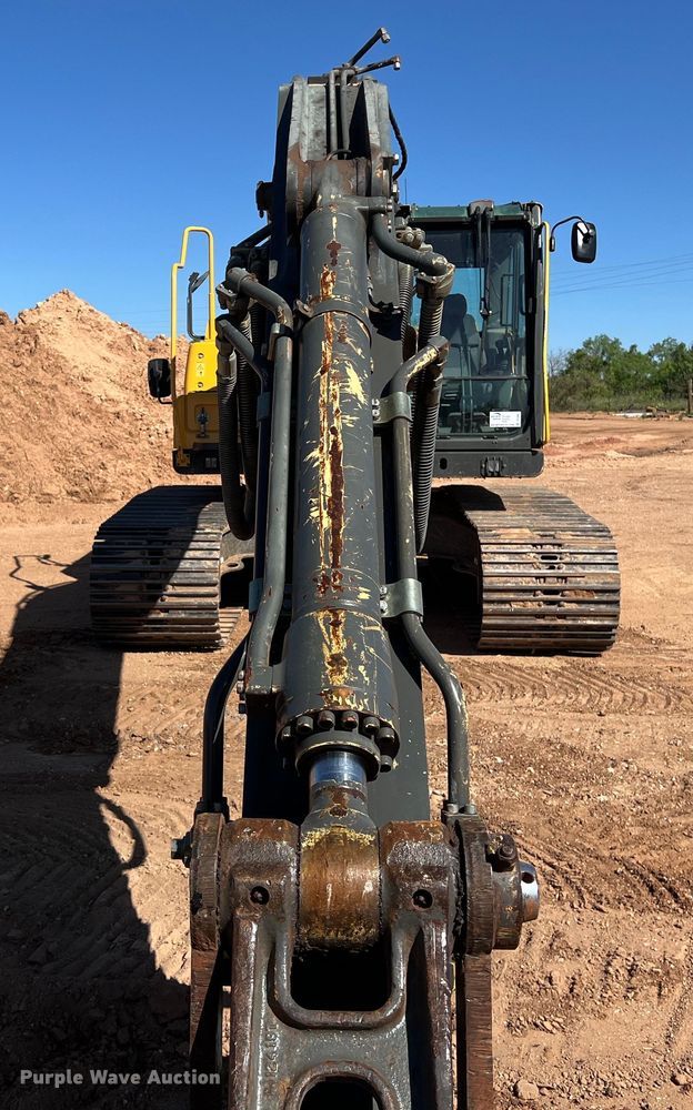 image for item DS3047 2012 Volvo  EC220DL excavator