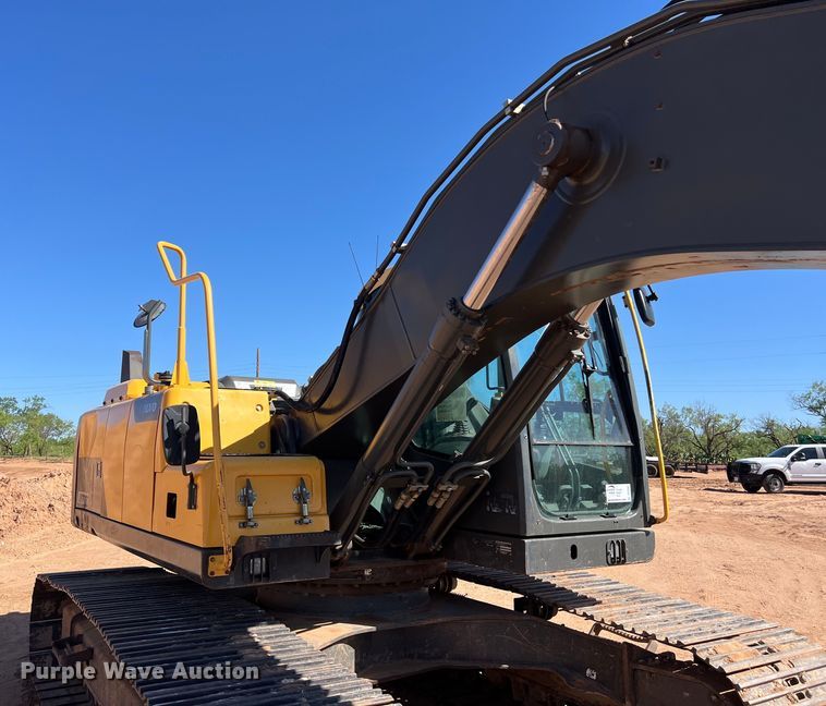 image for item DS3047 2012 Volvo  EC220DL excavator
