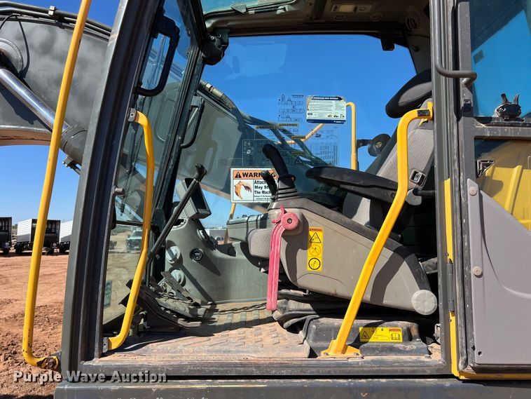 image for item DS3047 2012 Volvo  EC220DL excavator