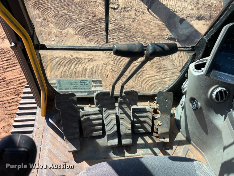 image for item DS3047 2012 Volvo  EC220DL excavator