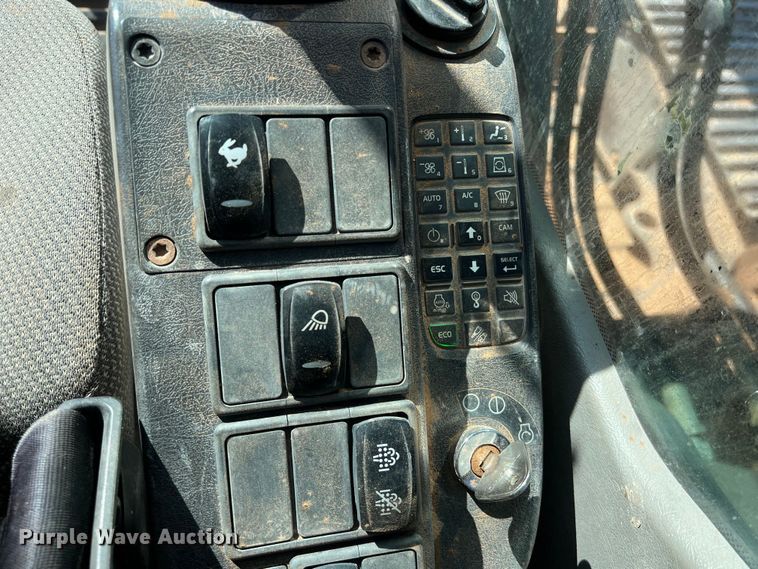 image for item DS3047 2012 Volvo  EC220DL excavator