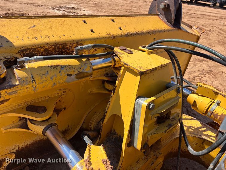 image for item DS3048 2006 John Deere  750J dozer