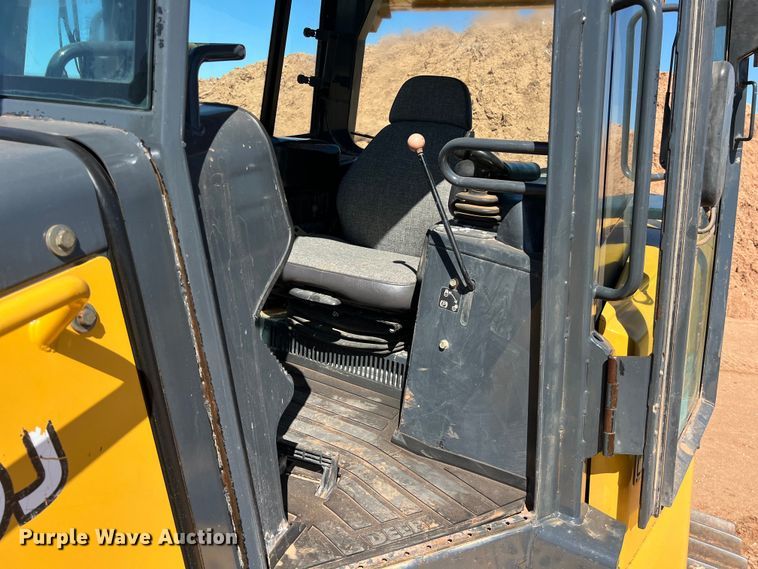 image for item DS3048 2006 John Deere  750J dozer