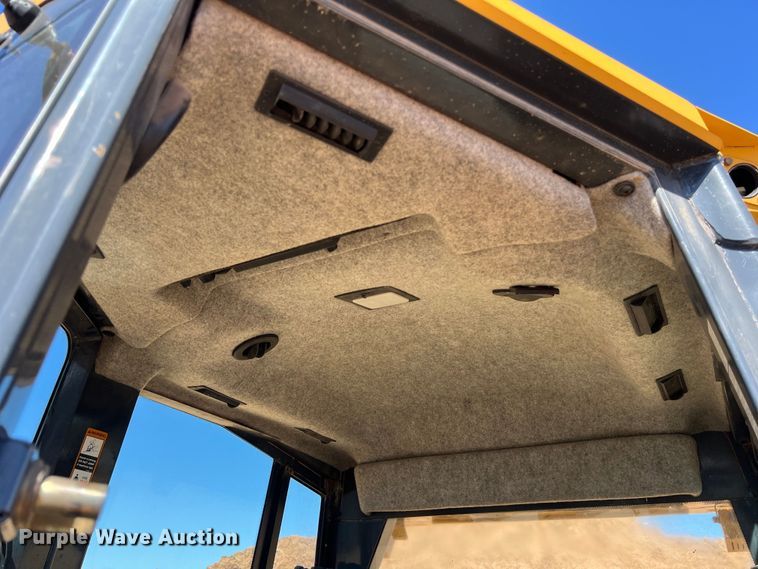 image for item DS3048 2006 John Deere  750J dozer