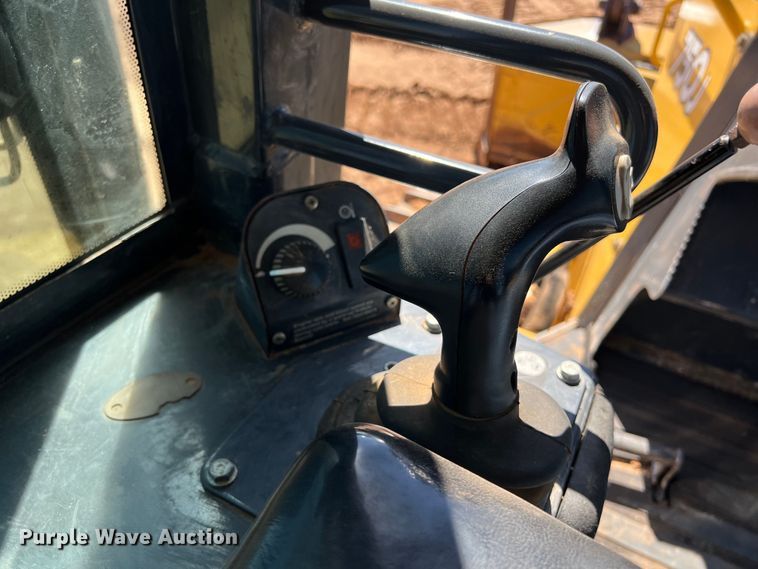 image for item DS3048 2006 John Deere  750J dozer