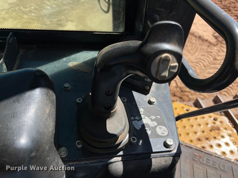 image for item DS3048 2006 John Deere  750J dozer