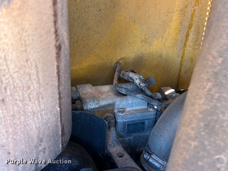 image for item DS3048 2006 John Deere  750J dozer