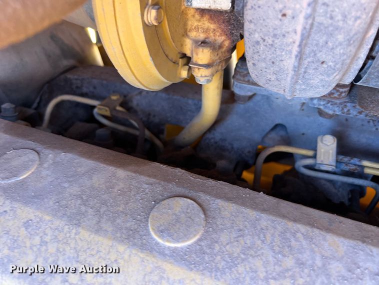 image for item DS3048 2006 John Deere  750J dozer