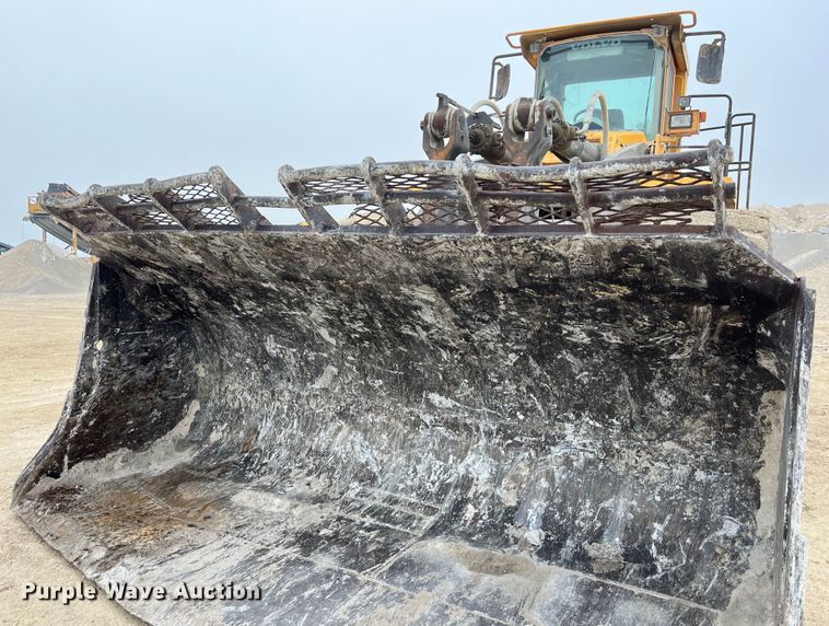 image for item DS3069 2004 Volvo  L330E wheel loader