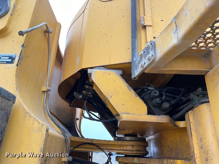 image for item DS3069 2004 Volvo  L330E wheel loader
