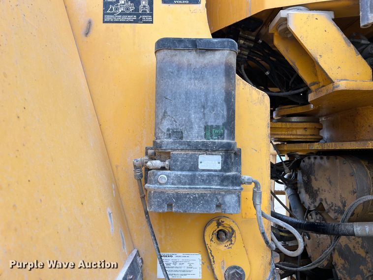 image for item DS3069 2004 Volvo  L330E wheel loader