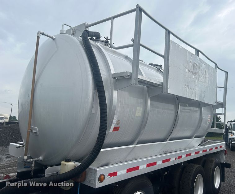 image for item EG1366 2012 International WorkStar 7600 SBA tank truck