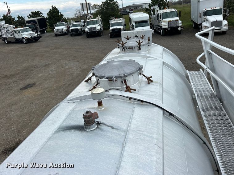 image for item EG1366 2012 International WorkStar 7600 SBA tank truck