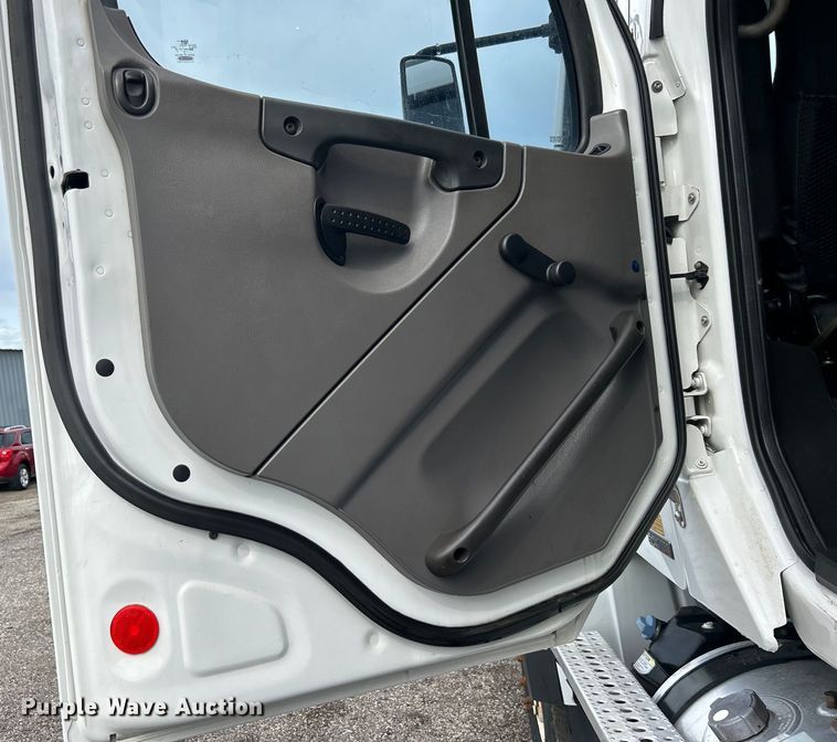 image for item EG1517 2012 Freightliner Business Class M2 Crew Cab utility / service truck