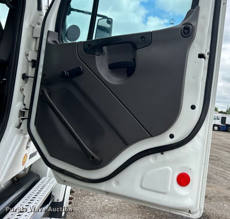 image for item EG1538 2012 Freightliner  Business Class M2 Crew Cab utility / service truck