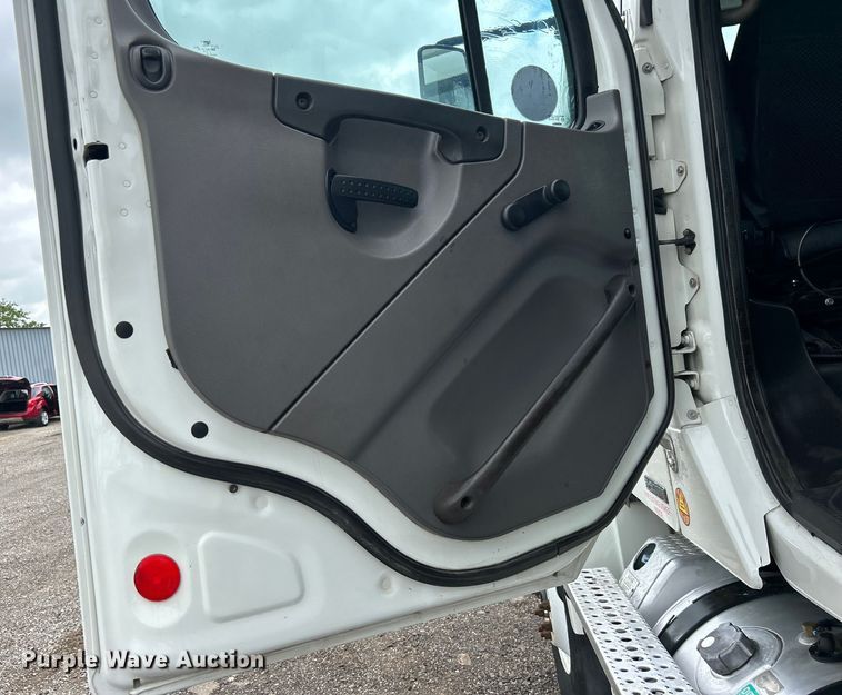 image for item EG1538 2012 Freightliner  Business Class M2 Crew Cab utility / service truck