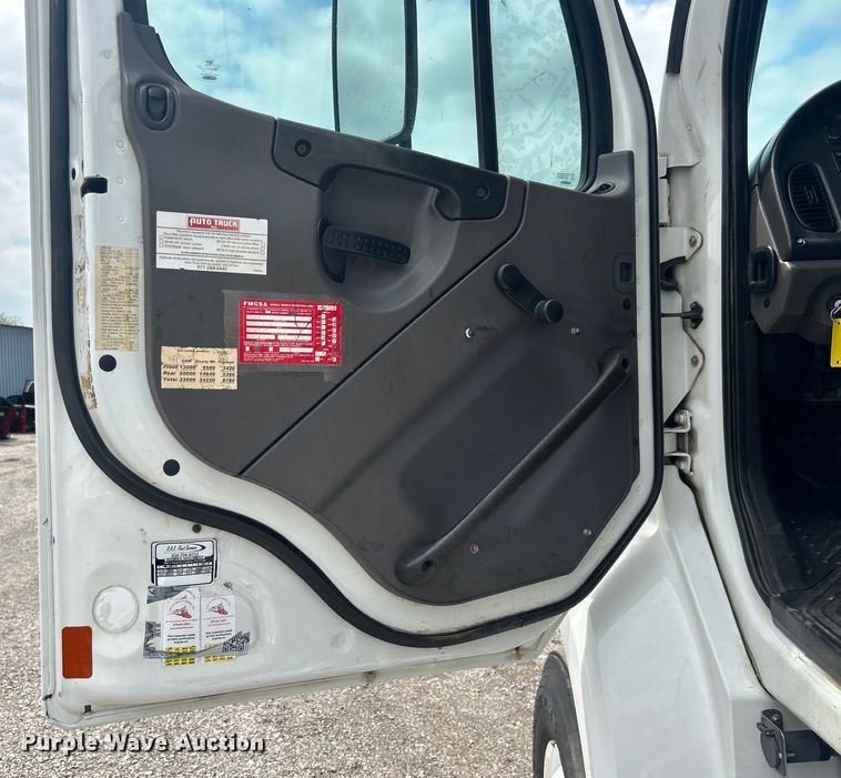 image for item EG1541 2012 Freightliner  Business Class M2 Crew Cab utility / service truck