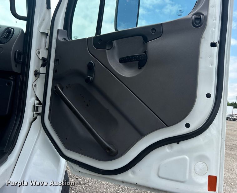 image for item EG1541 2012 Freightliner  Business Class M2 Crew Cab utility / service truck