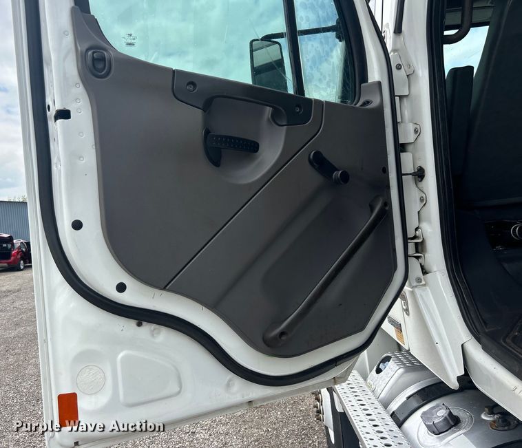 image for item EG1541 2012 Freightliner  Business Class M2 Crew Cab utility / service truck