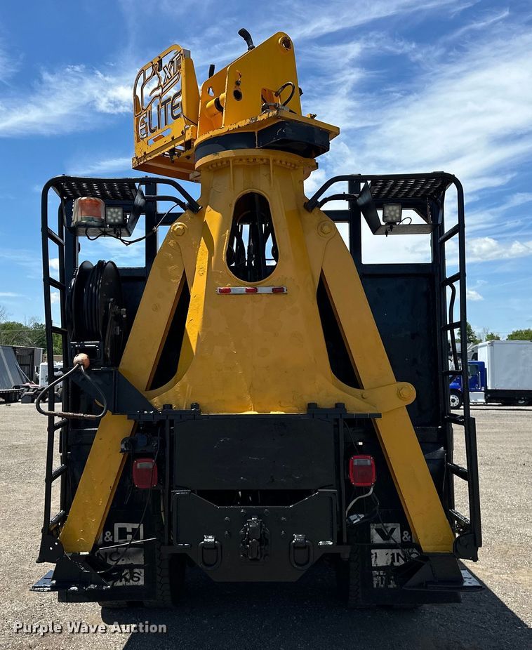 image for item EG1558 2007 Sterling  grapple crane truck