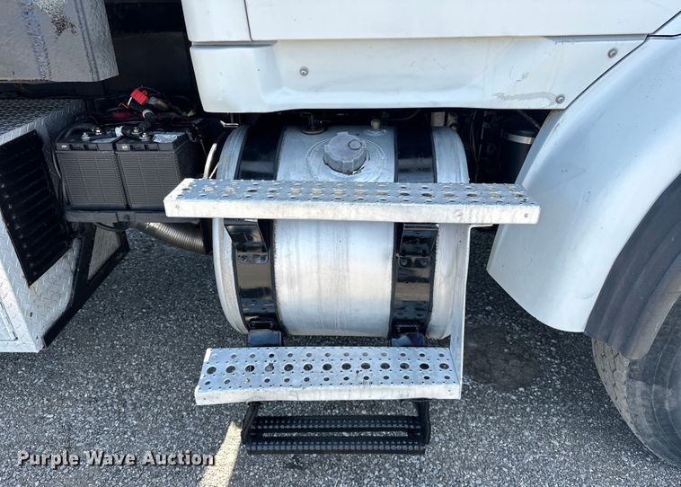 image for item EG1558 2007 Sterling  grapple crane truck