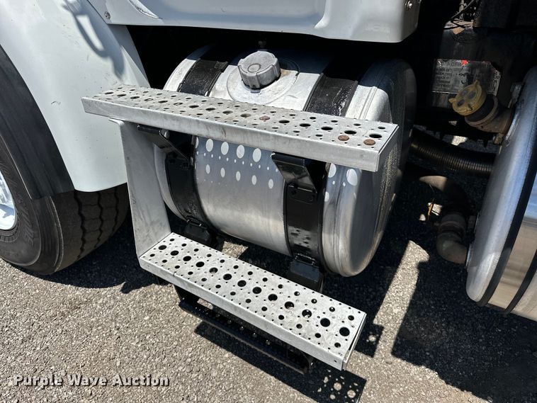 image for item EG1558 2007 Sterling  grapple crane truck