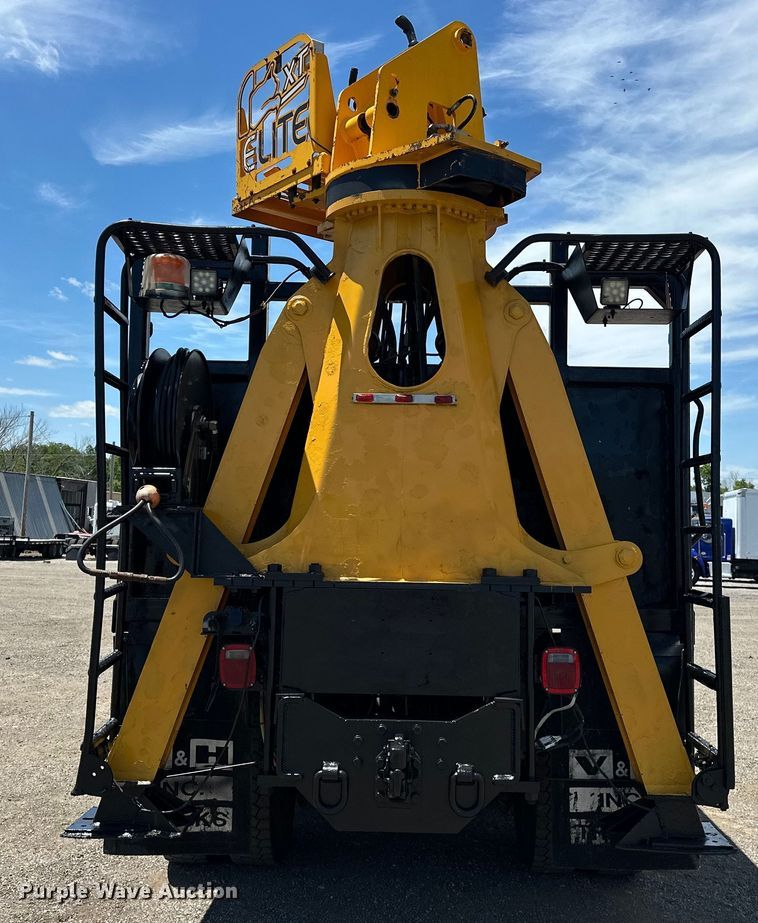 image for item EG1558 2007 Sterling  grapple crane truck