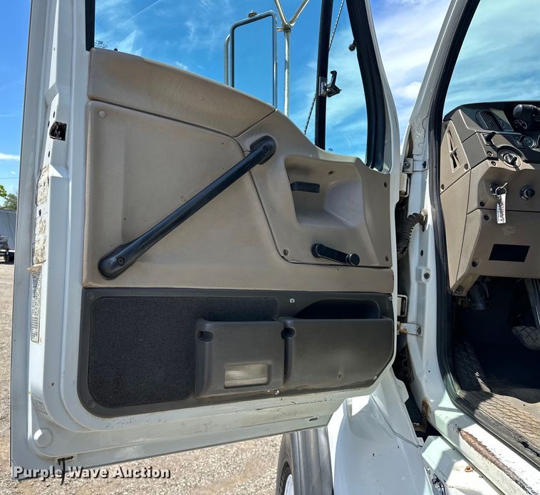 image for item EG1558 2007 Sterling  grapple crane truck